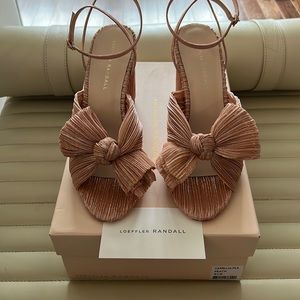 NIB Loeffler Randall Peach Camellia pleated bow sandal size 8.5